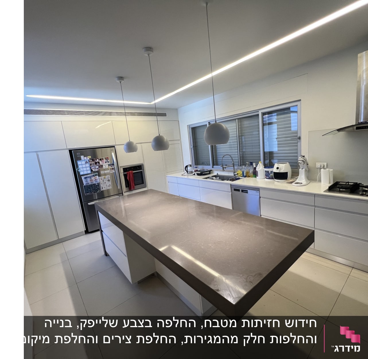 מטבח מודרני עם אי, תנור וכיריים